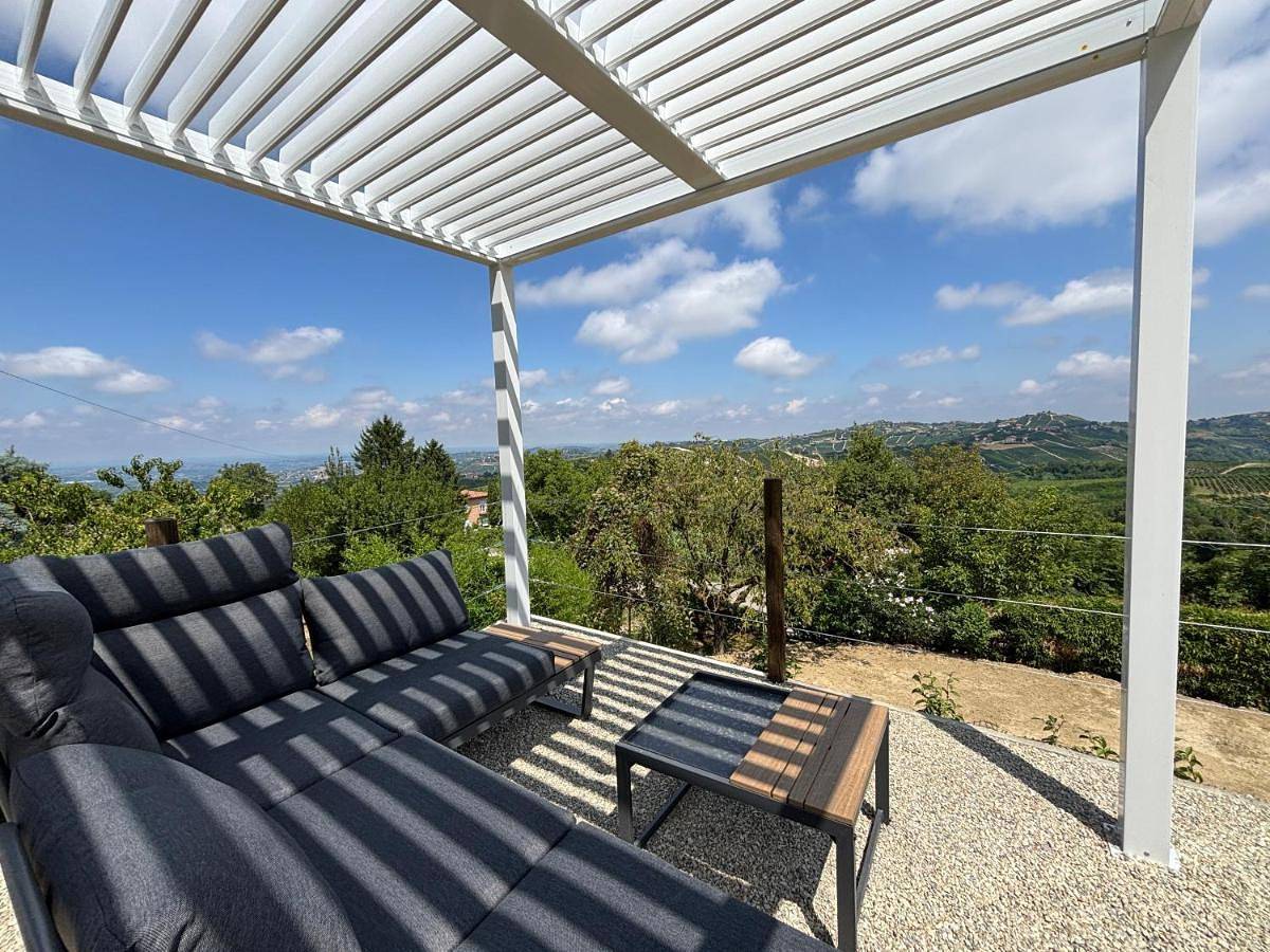 Relais Portaluna delle Langhe, Private Estate with Pool, 7 Bedrooms, Sleeps 18, Vineyard Views in Mango , Langhe