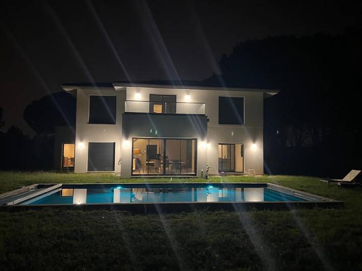 Location de vacances pour 8 personnes, avec piscine ainsi que jardin et vue à Cénac