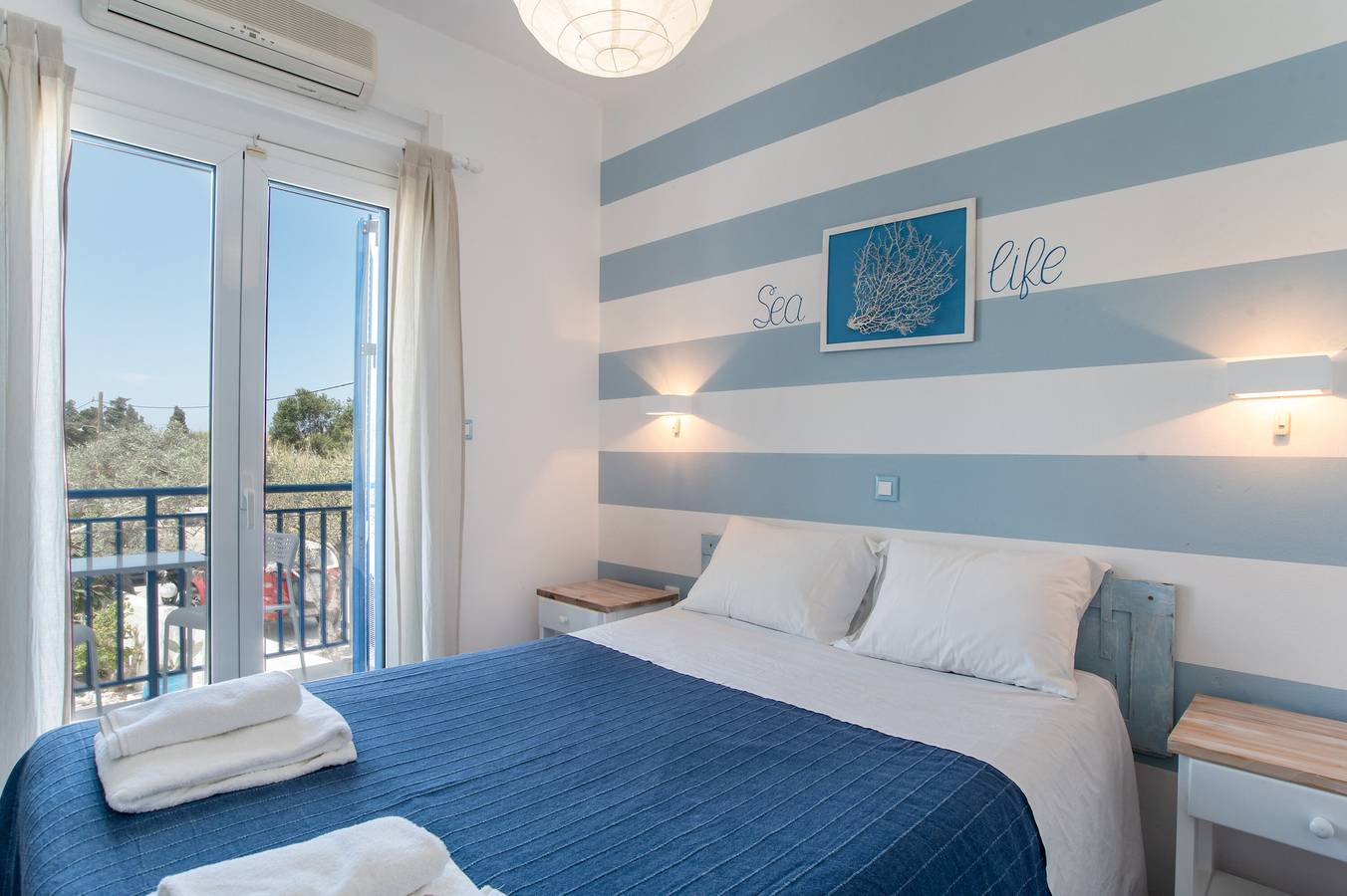 Hel studio-lejlighed, Studio Apartment 'Livadia Seaside Studios 7' with Shared Terrace, Wi-Fi, and Air Conditioning in Parikiá, Paros