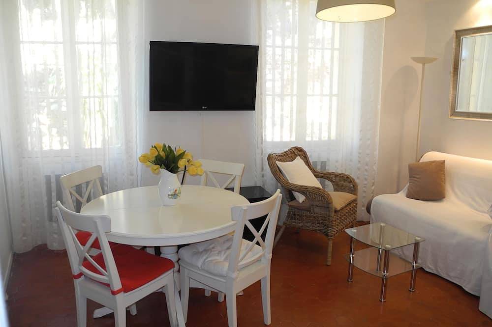Entire apartment, Air-conditioned 3-room apartment, very quiet historic town center, 200m from the beach in Cannes, Cannes region
