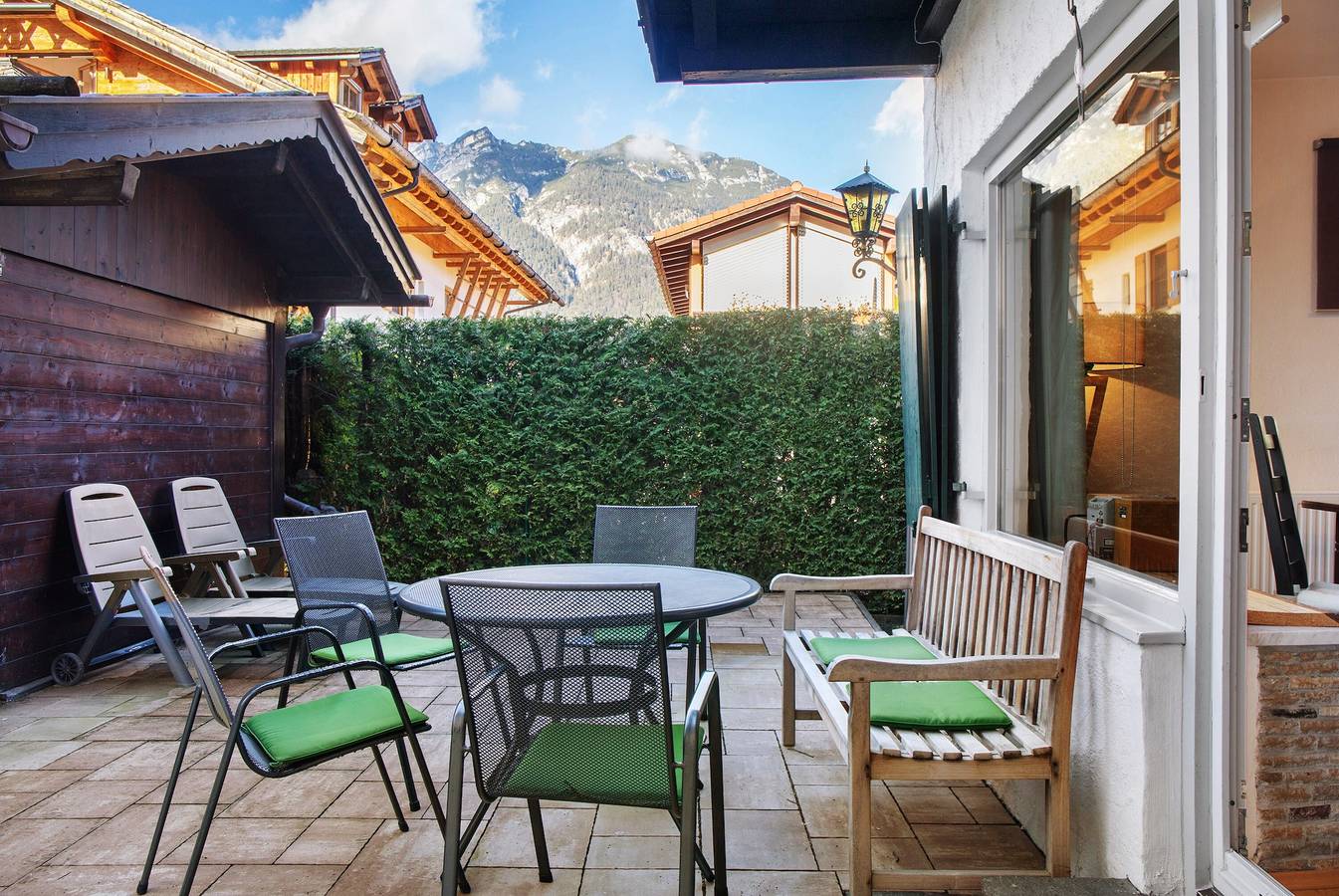 Ferienhaus 'Alpen Lodge' mit Bergblick, privater Terrasse und Wi-Fi in Garmisch-Partenkirchen, Bayerische Alpen