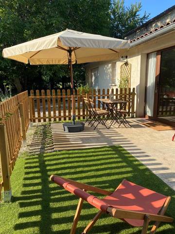 Cottage pour 4 personnes, avec vue ainsi que jardin et piscine à Montcaret