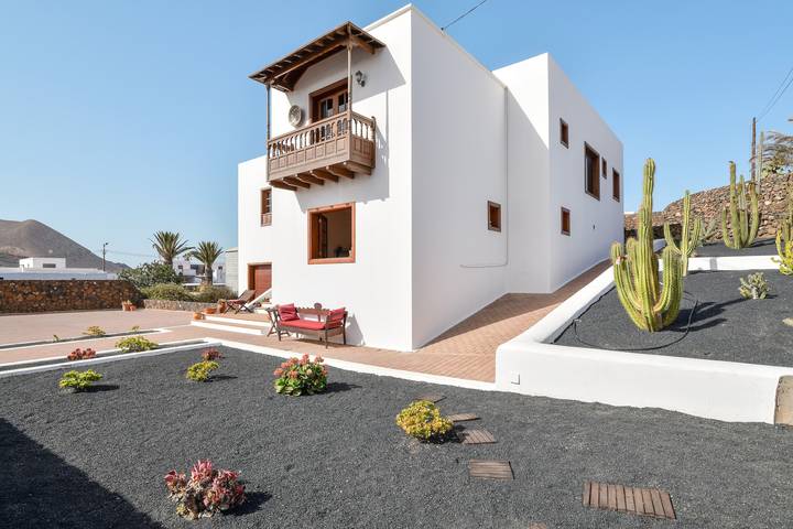 Entire apartment, Studio Apartment Loft la Petite with Wi-Fi, Garden & Terrace; Parking Available in Guatiza, Teguise