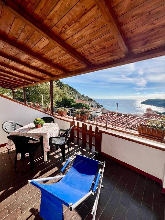 Ferienwohnung für 3 Personen, mit Balkon und Terrasse sowie Garten und Ausblick in Fetovaia