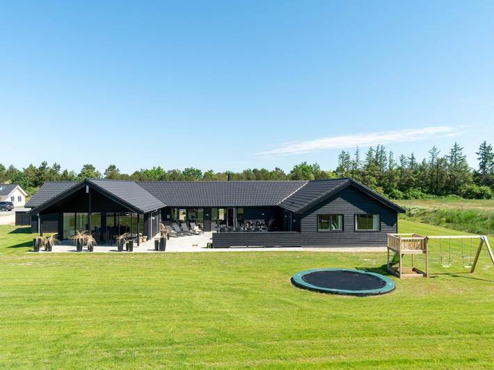 Ferienhaus für 26 Personen, mit Whirlpool und Terrasse sowie Garten und Pool in Houstrup Strand