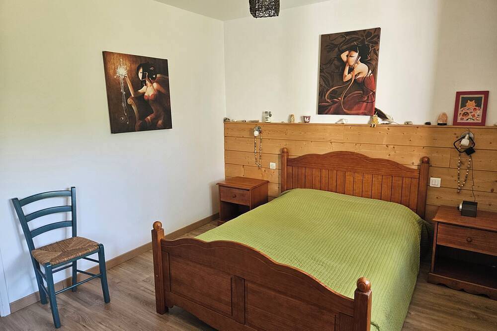 Air-conditioned villa with swimming pool for 9 people in a green area in Tourrettes-sur-Loup, Mediterranean Coast (France)