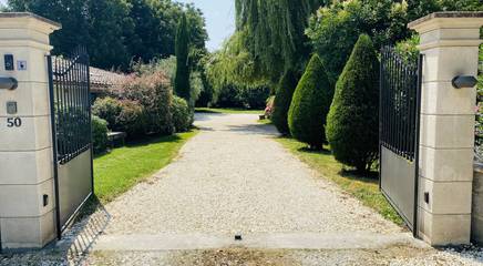 Gîte pour 4 personnes, avec terrasse et jacuzzi ainsi que piscine et jardin à Bergerac