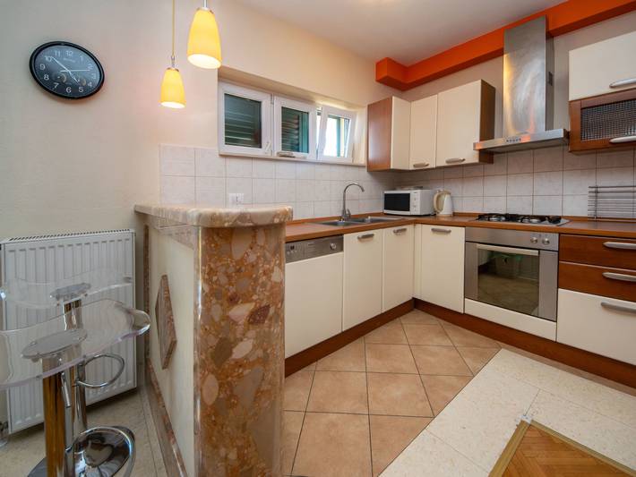 Ferienwohnung für 7 Personen, mit Balkon und Terrasse in Makarska - 4