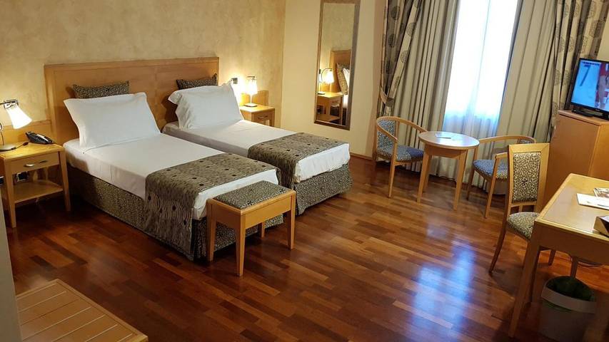 Hôtel pour 5 personnes, avec piscine et vue ainsi que jardin et vue sur le lac, animaux acceptés dans Pergusa - 4