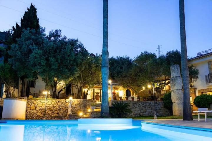 Ferienhaus für 12 Personen, mit Balkon und Terrasse sowie Garten und Pool