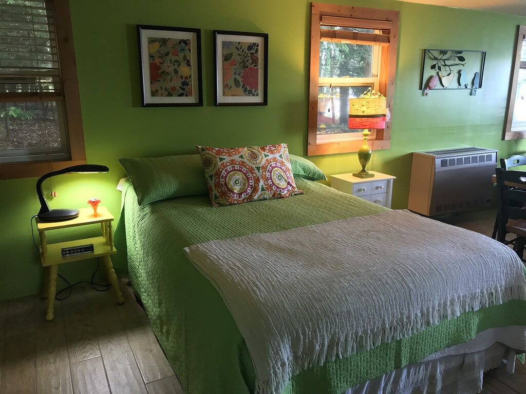 Ganze Wohnung, Adorable Studio Cottage on Beautiful Thayer Lake!! in Torch Lake