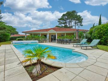 Gîte pour 6 personnes, avec terrasse ainsi que jardin et piscine, animaux acceptés dans Golf de la Méjanne