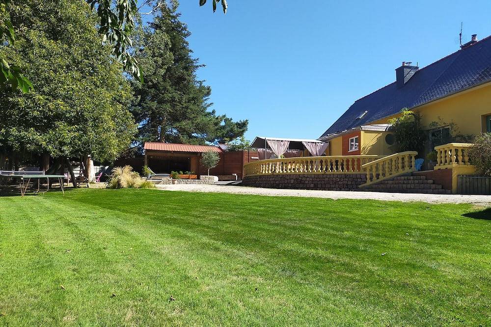 Grand Gîte Familiale au Coeur des Côtes Darmor in Ploumagoar, Guingamp Region