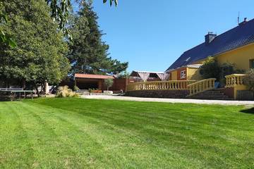 Gîte pour 15 personnes, avec jardin ainsi que terrasse et jacuzzi à Ploumagoar