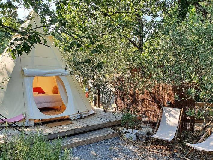 Tente pour 2 personnes, avec Jacuzzi et Bassin pour enfant en Ardèche