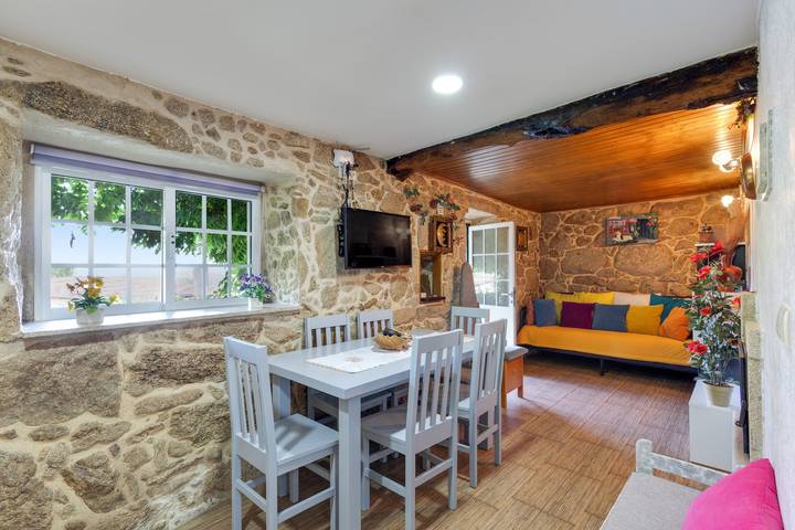 Holiday Home 'Cantinho Da Avó' with Mountain View, Private Terrace and Wi-Fi in Loivo, Viana do Castelo District