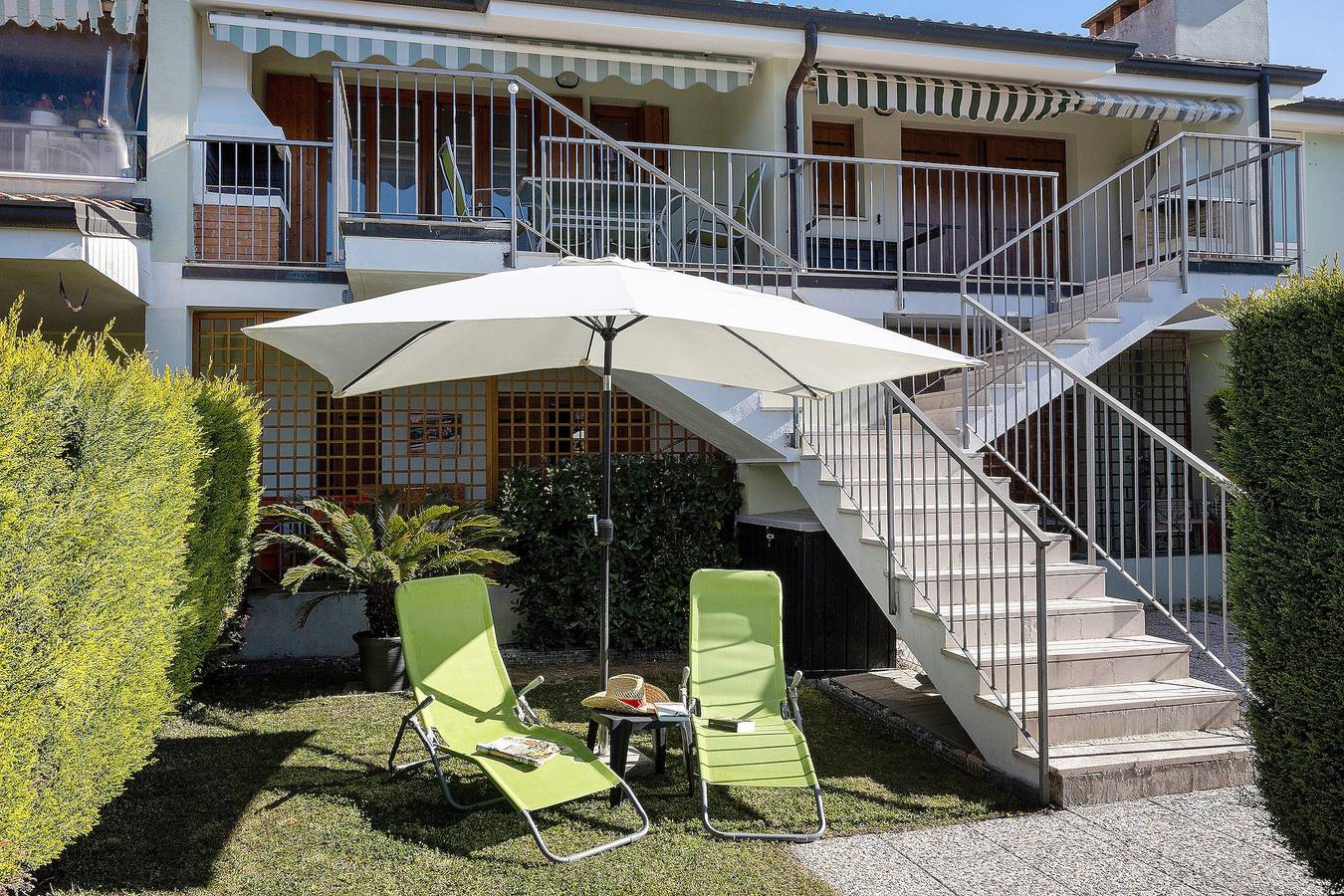 Apartamento entero, Apartamento 'Apart Dina' con terraza privada, Wi-Fi y aire acondicionado in Colà, Lazise