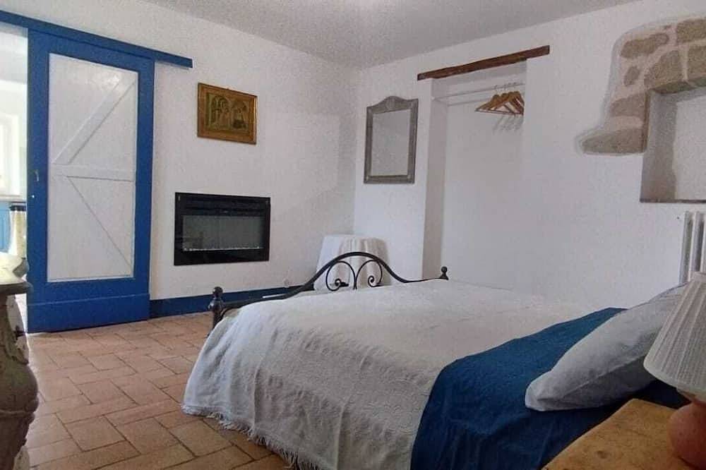 Room with bathroom entrance and private garden nestled in the green hills of Umbria in Orvieto, Provincia de Terni