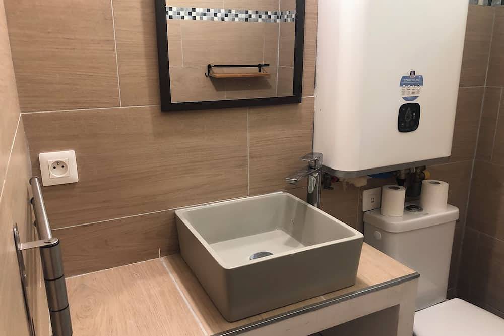 Appartement entier, Appartement T3 dans maison de village climatisée in Aullène, Parc naturel régional de Corse