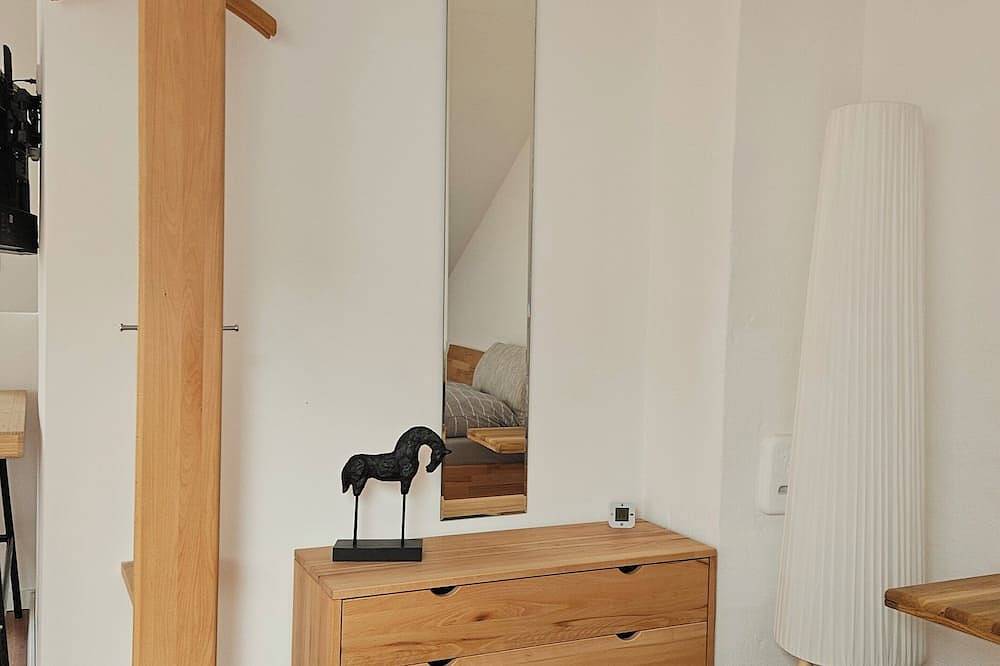 Entire apartment, Quiet attic studio in Cologne-Holweide, a 2-minute walk to the S-Bahn station for Deutz/Messe in Mülheim Köln, Cologne