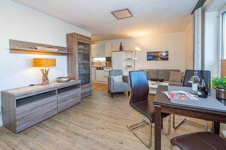 Ganze Wohnung, Zentrale Ferienwohnung mit Balkon und Parkplatz. - nur 200 Meter zum Strand. in Westerland, Sylt (Gemeinde)