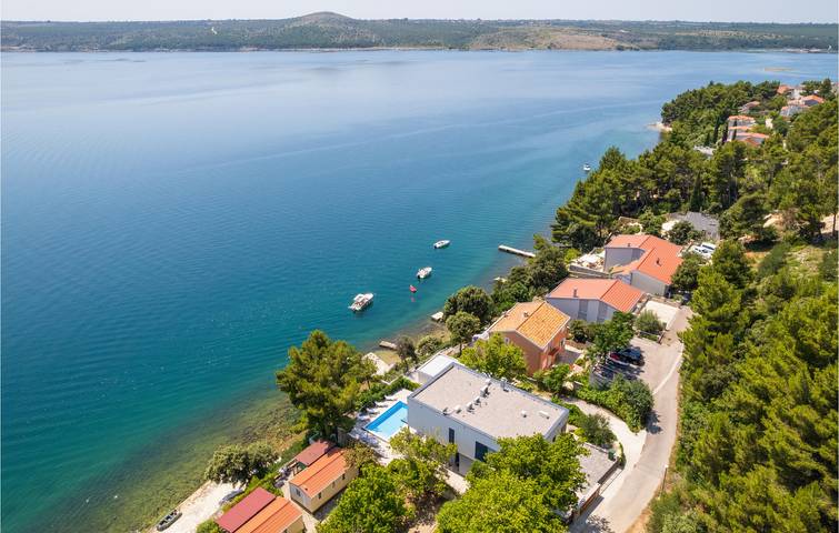 Urlaub am Meer: 2-Zimmer-Wohnung mit Pool und WLAN, 1 km vom Strand entfernt in Novigradsko More, Zadar