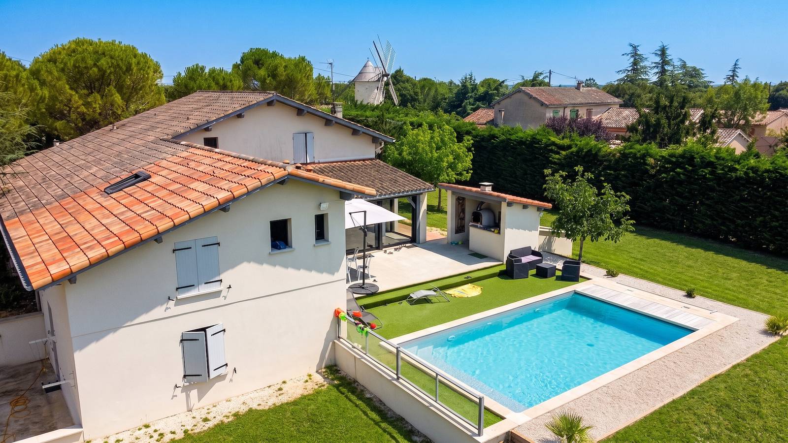 Spacieuse villa avec piscine privée à Aujols in Aujols, Quercy