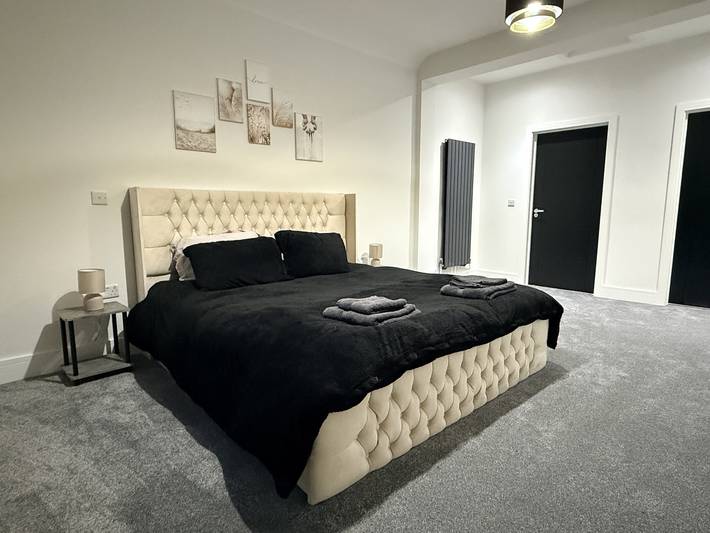 Luxuriöses Haus mit 5 Schlafzimmern, 3 Badezimmern, Spielzimmer und Parkplatz in Caerphilly und Umgebung