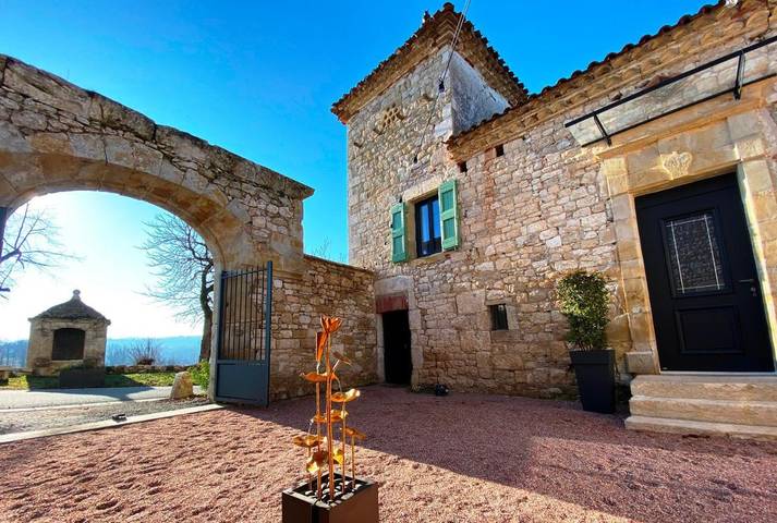 Location de vacances pour 2 personnes, avec Terrasse et Jardin ainsi que Piscine et Vue à Lamillarié