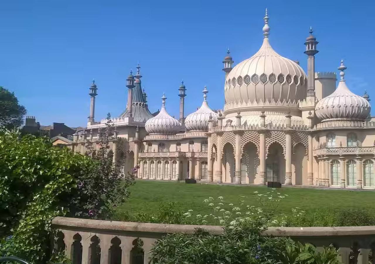 Entire apartment, Stunning Period Character Courtyard Coastal Flat - Pass the Keys in Hove, Brighton