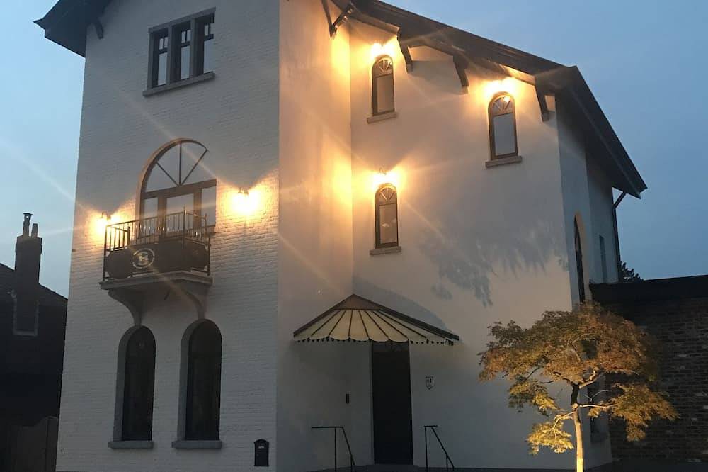 Luxury historic building of former station master in Sijsele, Damme (Belgien)