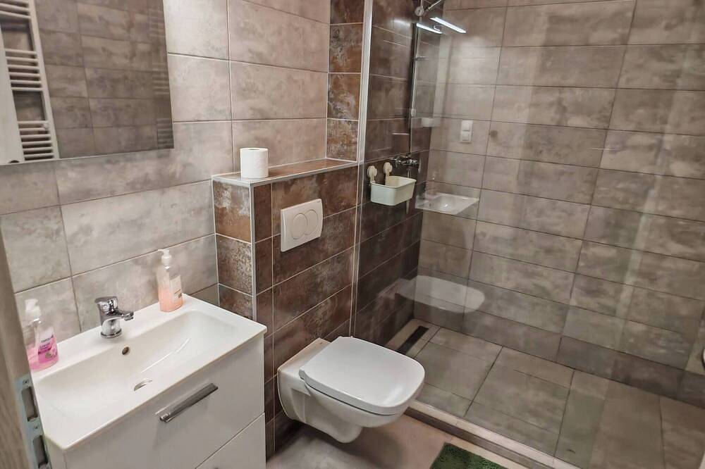 Ganze Wohnung, Workstay Apartment – Moderner Komfort mit privatem Parkplatz, in der Nähe von Annehmlichkeiten der Stadt in Ketschkemet, Kecskeméti járás