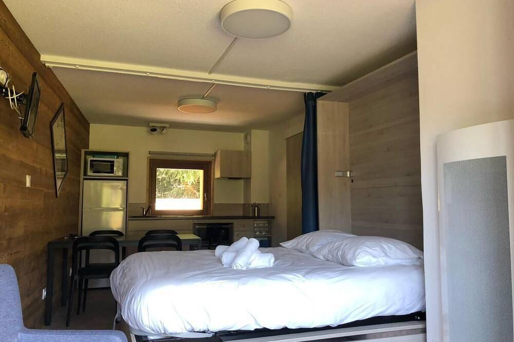 Entire apartment, 10m from ski slopes, swimming pool, sauna, hammam, parking, tv, ski locker, 35m² in Saint-Léger-les-Mélèzes, Écrins National Park