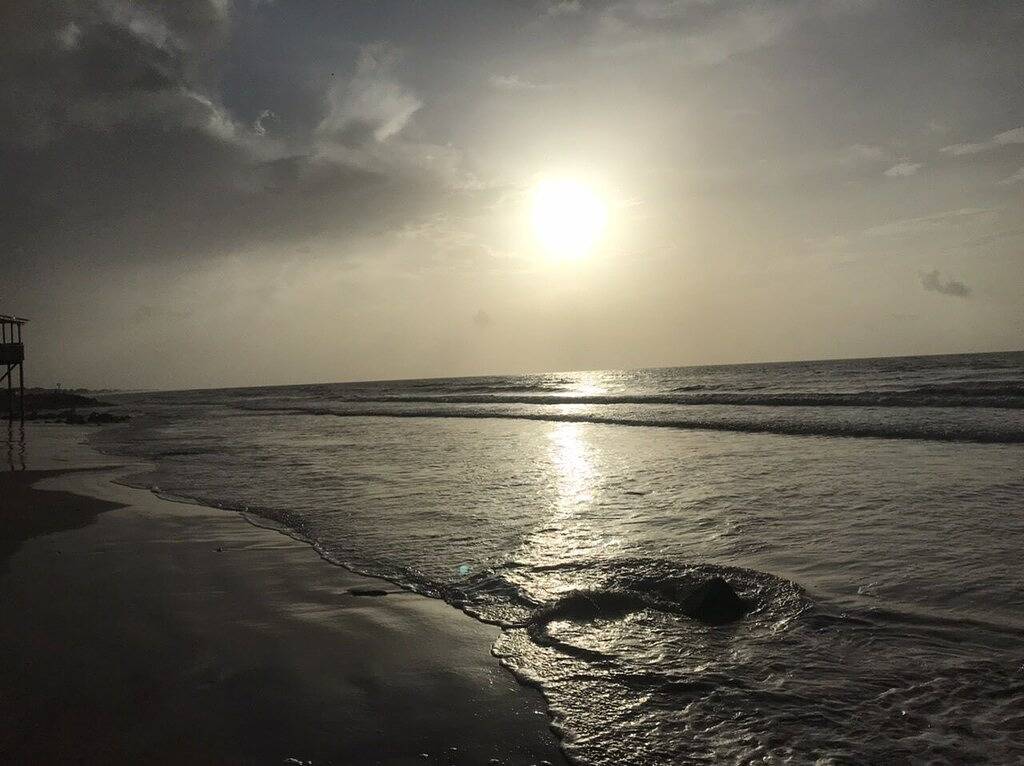 Come relax by beach, cozy cottage close to the beach & Jetty. Water views in Brazoria County