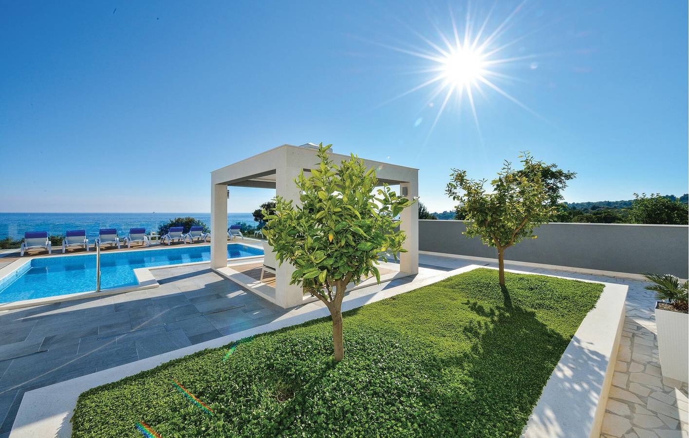 Ganze Ferienwohnung, Charmante Unterkunft, 1,5 km vom Strand entfernt: Gemütliche 62 m² große Ferienwohnung mit Pool und WLAN in Rogoznica, Šibenik-Knin