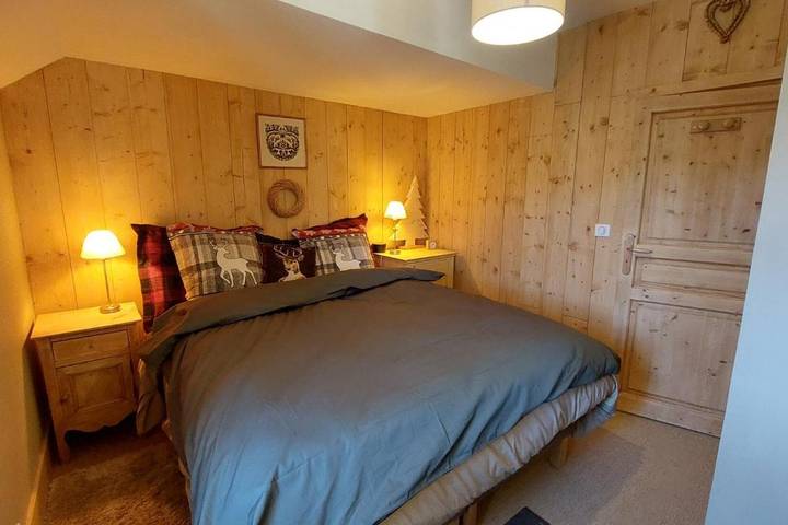 Location de vacances pour 8 personnes, avec terrasse ainsi que vue et jardin à Saint-Jacques-des-Blats - 4