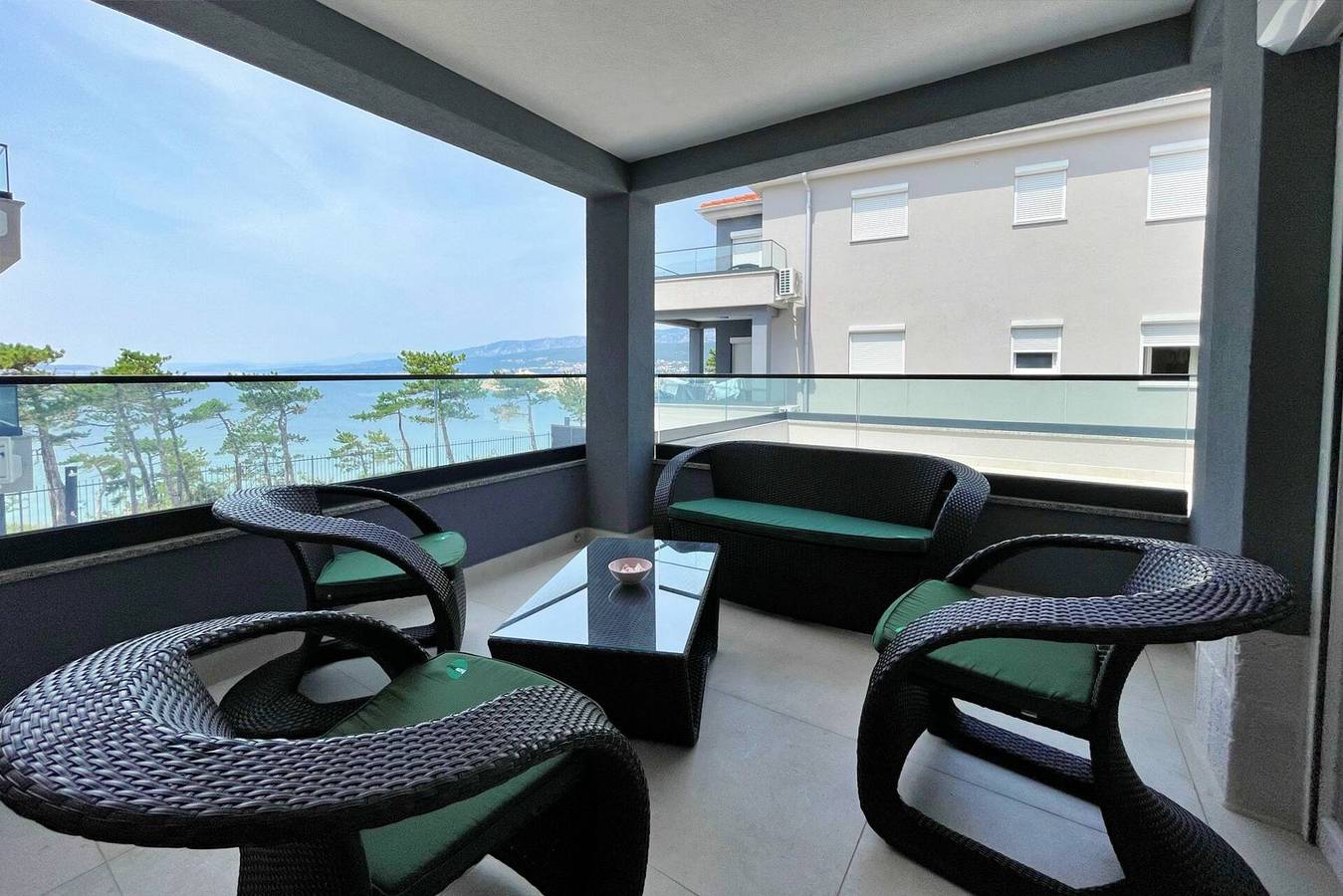 Ganze Wohnung, Luxusapartment Punta Silo - 30 m vom Meer entfernt, Meerblick, Swimmingpool, Außendusche, Smart-Tv, Waschraum, privater Parkplatz in Silo (Krk), Krk