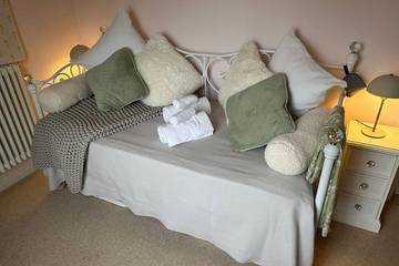 Cottage for 10 People in Surrey Hills, South East England, Photo 2
