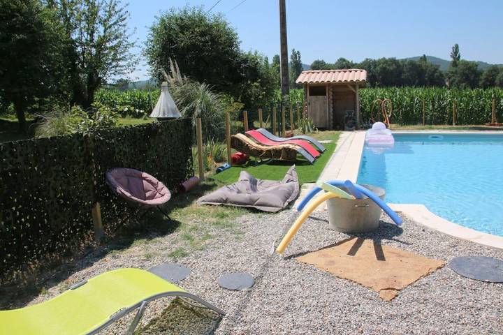 Location de vacances pour 4 personnes, avec jardin ainsi que piscine et vue à Upie - 4
