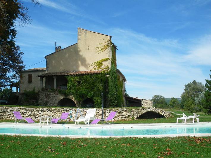 Gîte pour 3 personnes, avec terrasse ainsi que jardin et piscine à Mane