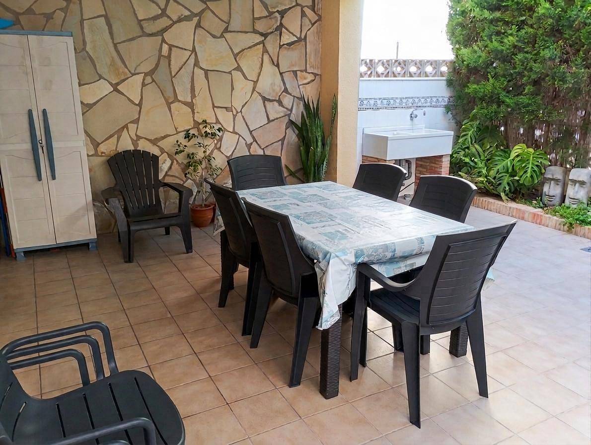 Llamàntol - Charmates Ferienhaus mit privater, möblierter Terrasse in Strandnähe. in Oliva, Costa de Valencia