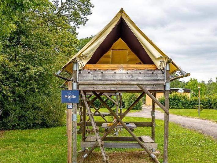 Camping Les Ballastières - Vosges du Sud - Tente en toile et en bois 2 personnes - Bivouac sur pilotis 1 chambre in Champagney, Parc naturel régional des Ballons des Vosges