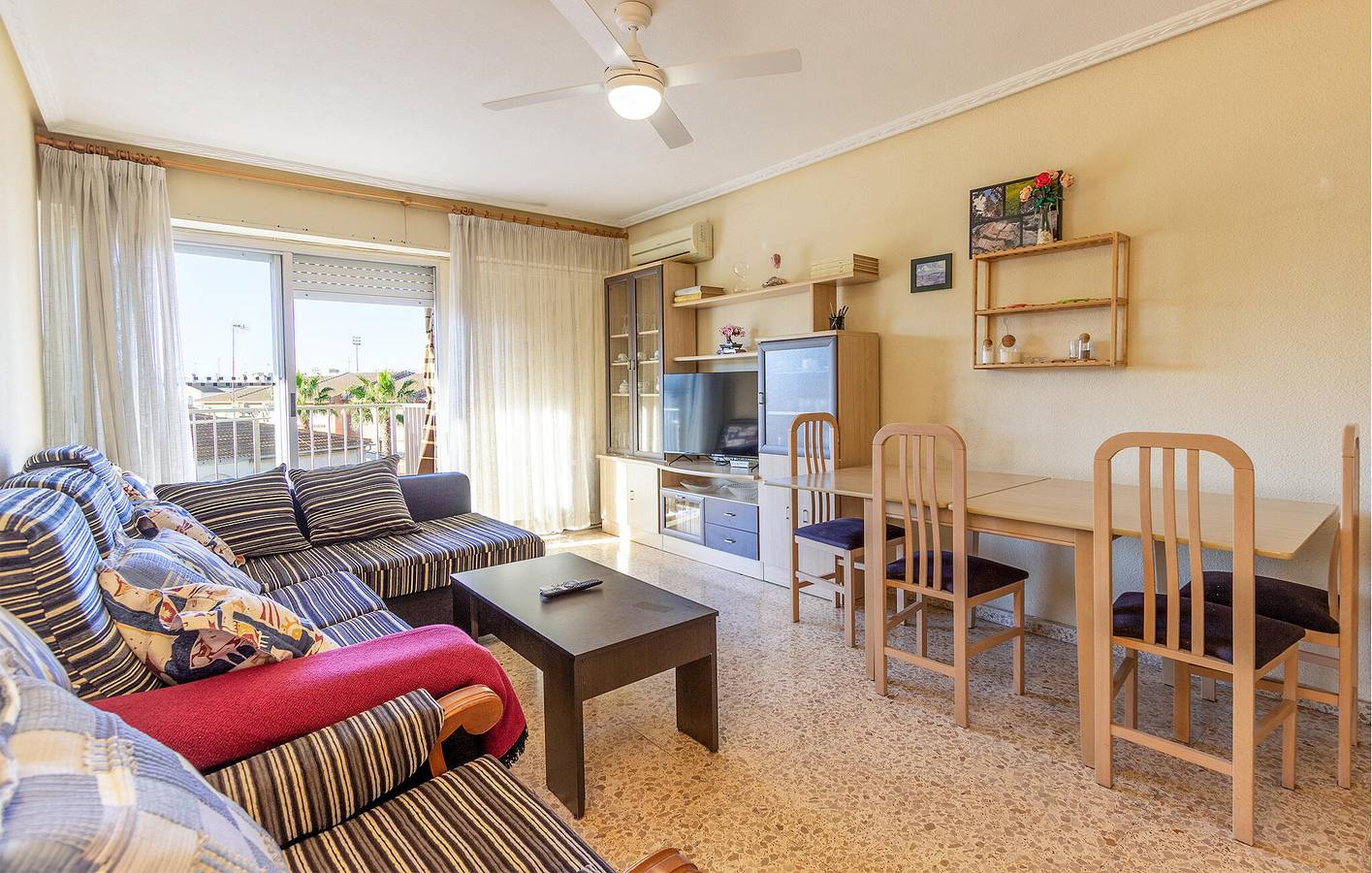 Apartamento vacacional entero, Apartamento junto a la playa con terraza y aparcamiento in Santa Pola, Costa Blanca