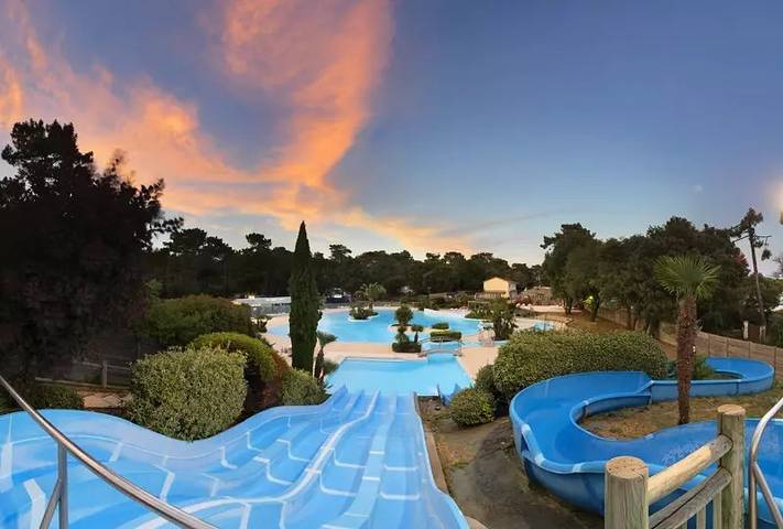 Camping pour 6 personnes, avec piscine et terrasse, adapté aux familles à Saint-Palais-sur-Mer - 2