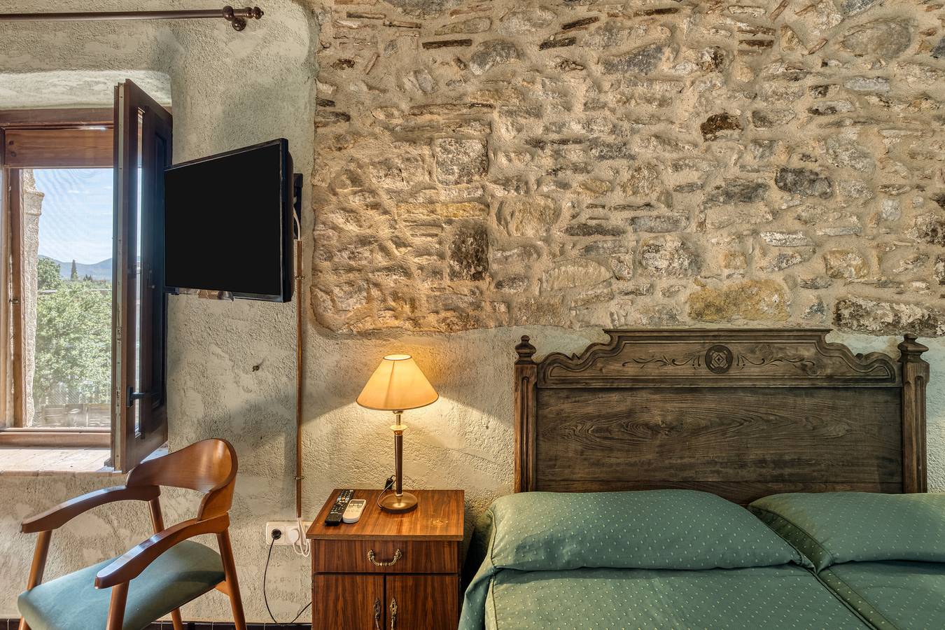 Alojamiento y desayuno 'Ullastret' con piscina compartida, Wi-Fi y aire acondicionado in Serra de Daró, Costa Brava