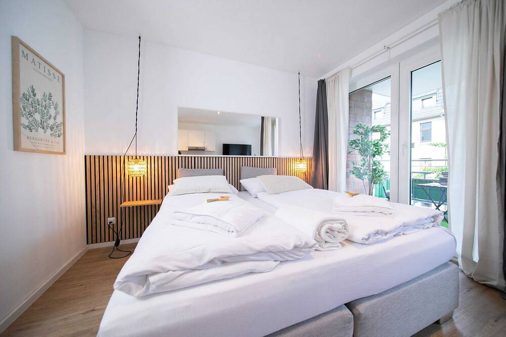 Entire apartment, Favorite Stays: Studio with Balcony | Kitchen | Messe in Neuss, Düsseldorf region