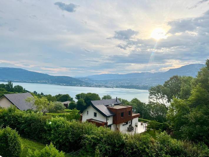 Cottage pour 8 personnes, avec vue sur le lac et jardin ainsi que vue et terrasse à Bourdeau (Savoie)