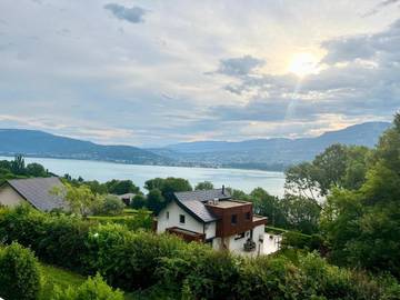 Cottage pour 8 personnes, avec vue sur le lac et vue ainsi que terrasse et jardin à Bourdeau (Savoie)