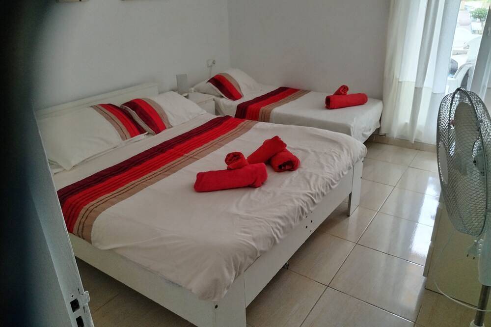 Ganze Wohnung, Ferienapartment in privatem Komplex mit wunderschönen Schwimmbädern & Gärten in Playa Bastián, Teguise