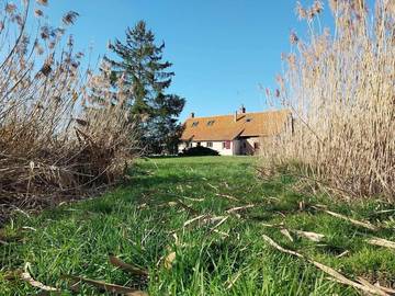 Gîte pour 8 personnes, avec vue sur le lac ainsi que jardin et vue à Saint-Viâtre